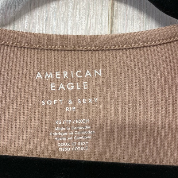 NWT American Eagle Outfitters Women's Beige Ruched V-Neck Tee - Picture 4 of 6